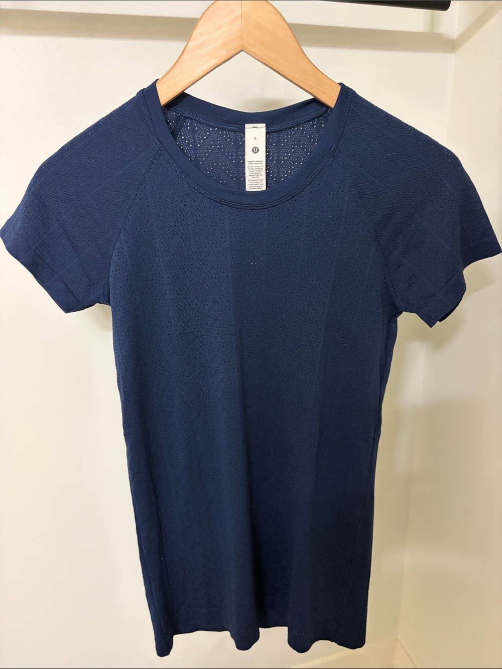 Final Price- No Offers!Lululemon athletica Swiftly Tech Navy Short Sleeve Size 6
